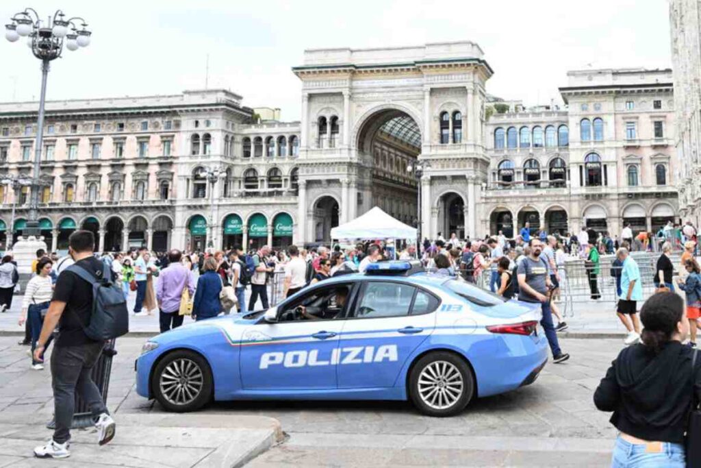 auto della polizia in piazza duomo a milano