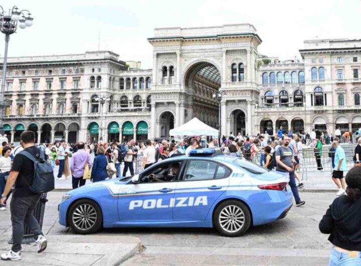 auto della polizia in piazza duomo a milano