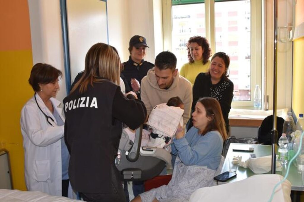 Neonata rapita a Cosenza, l'abbraccio con la madre dopo il ritrovamento