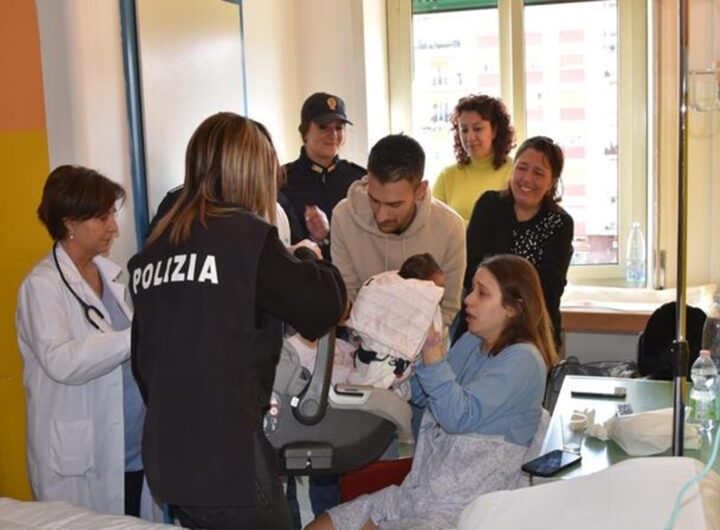 Neonata rapita a Cosenza, l'abbraccio con la madre dopo il ritrovamento