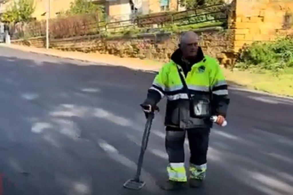 Ad Agrigenti si cercano i tombini con il metal-detector