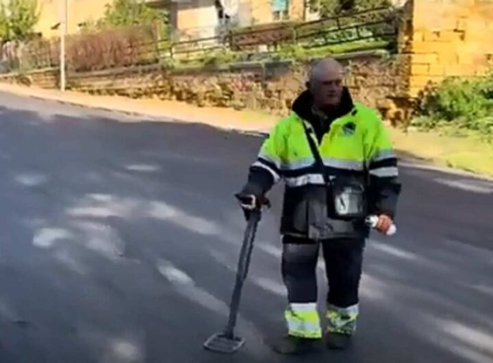 Ad Agrigenti si cercano i tombini con il metal-detector