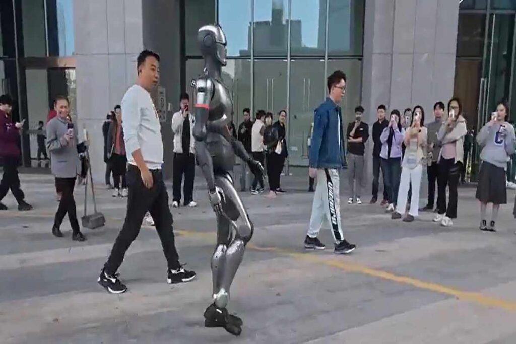 Il video del nuovo robot umanoide che cammina per le strade di Shenzen