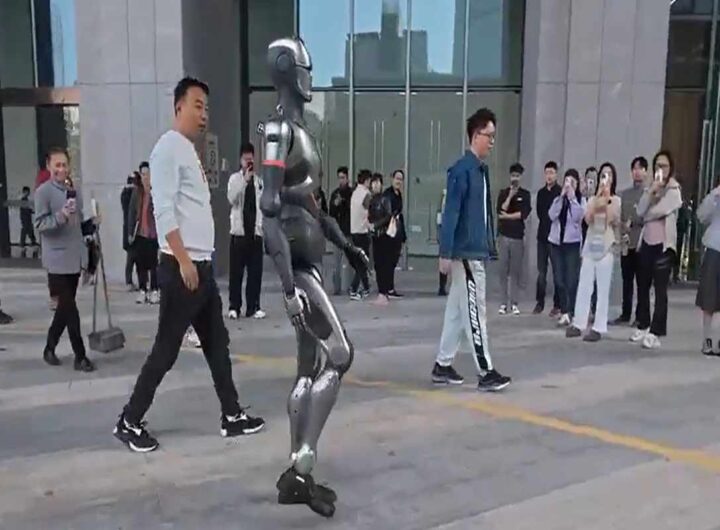 Il video del nuovo robot umanoide che cammina per le strade di Shenzen