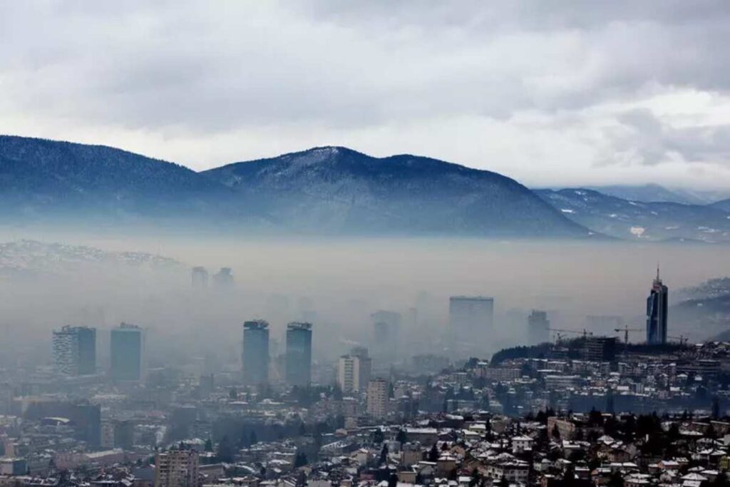 Sarajevo avvolta nello smog in una foto del 22 gennaio 2025