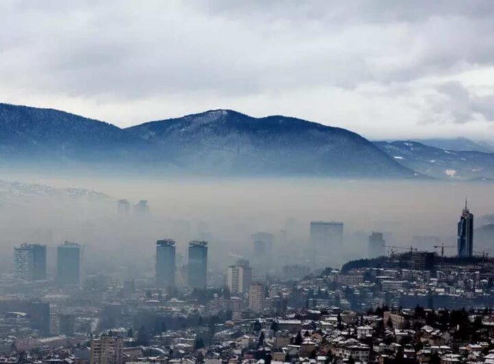 Sarajevo avvolta nello smog in una foto del 22 gennaio 2025