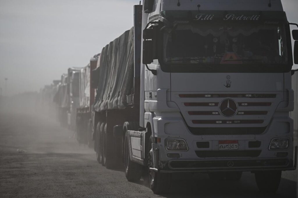 Centinaia di camion carichi di aiuti umanitari entrano a Gaza