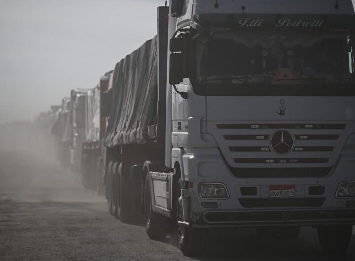 Centinaia di camion carichi di aiuti umanitari entrano a Gaza