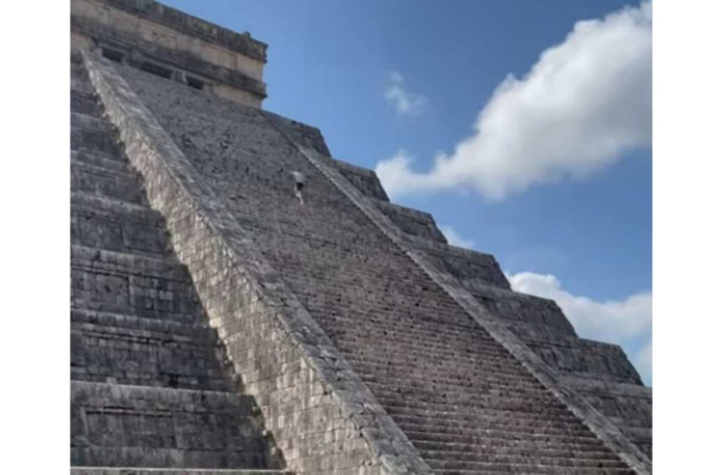 Il video del turista che scala la piramide Maya