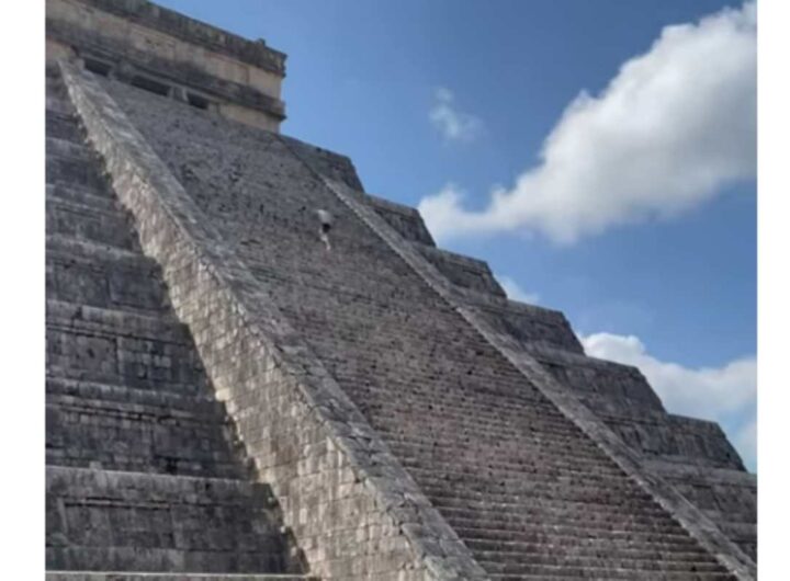 Il video del turista che scala la piramide Maya