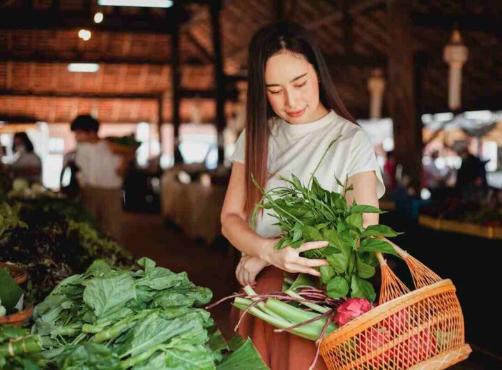 ragazza fa una spesa di verdura e frutta