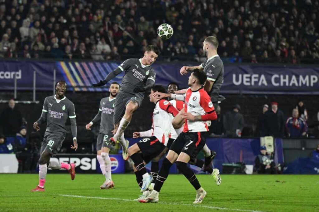 Azione durante la partita di Champions Milan-Feyenoord