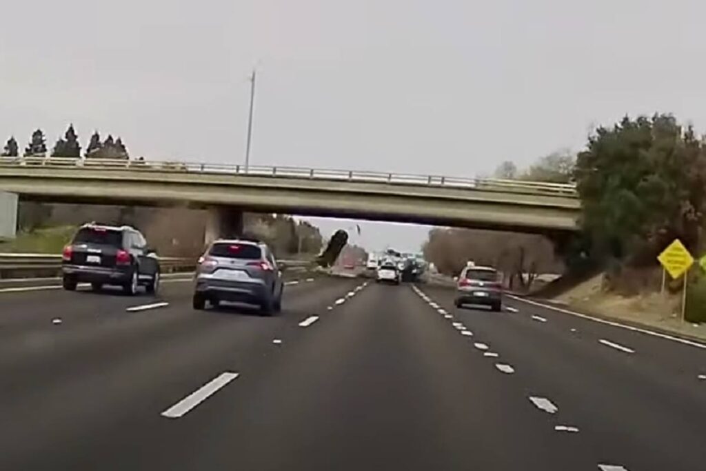 L'auto che vola dal cavalcavia e si schianta sull'autostrada