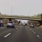 L'auto che vola dal cavalcavia e si schianta sull'autostrada