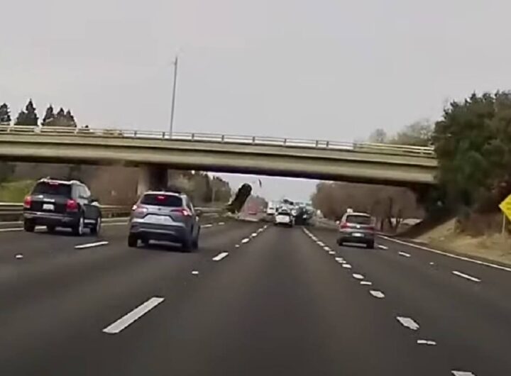 L'auto che vola dal cavalcavia e si schianta sull'autostrada