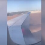 Il motore di un aereo in fiamme