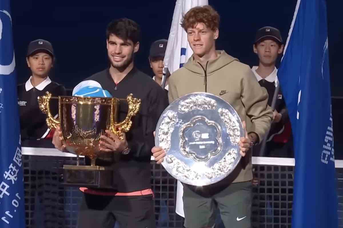 Alcaraz e Sinner alla premiazione del torneo di Pechino