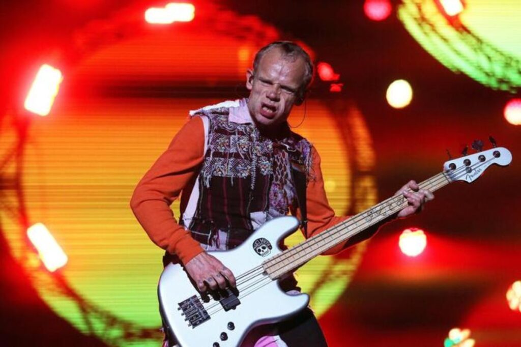 Flea, bassista dei Red Hot Chili Peppers, durante un'esibizione