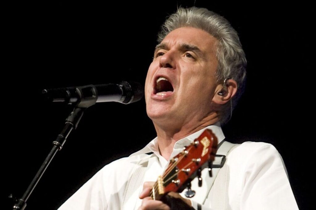 David Byrne durante un'esibizione dal vivo