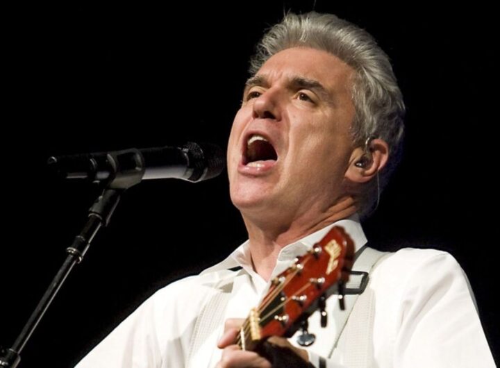 David Byrne durante un'esibizione dal vivo