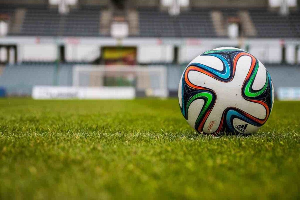 Pallone su un campo di calcio