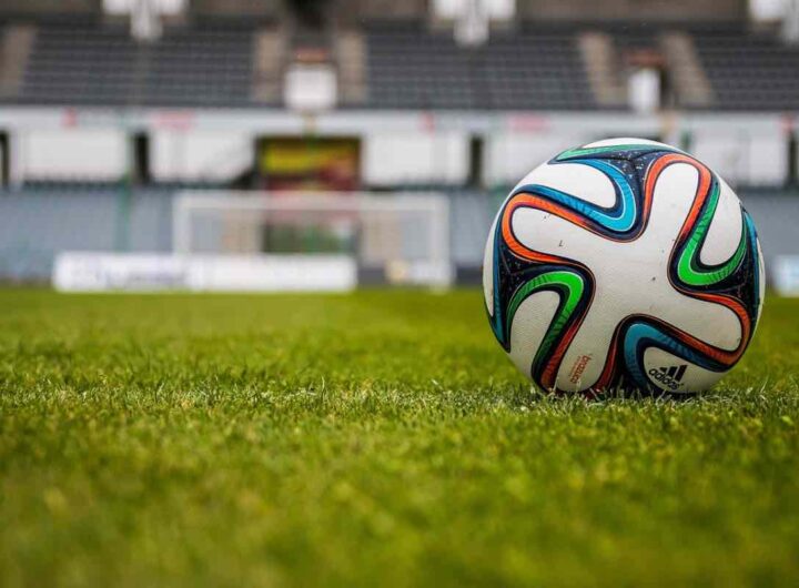 Un pallone su un campo di calcio