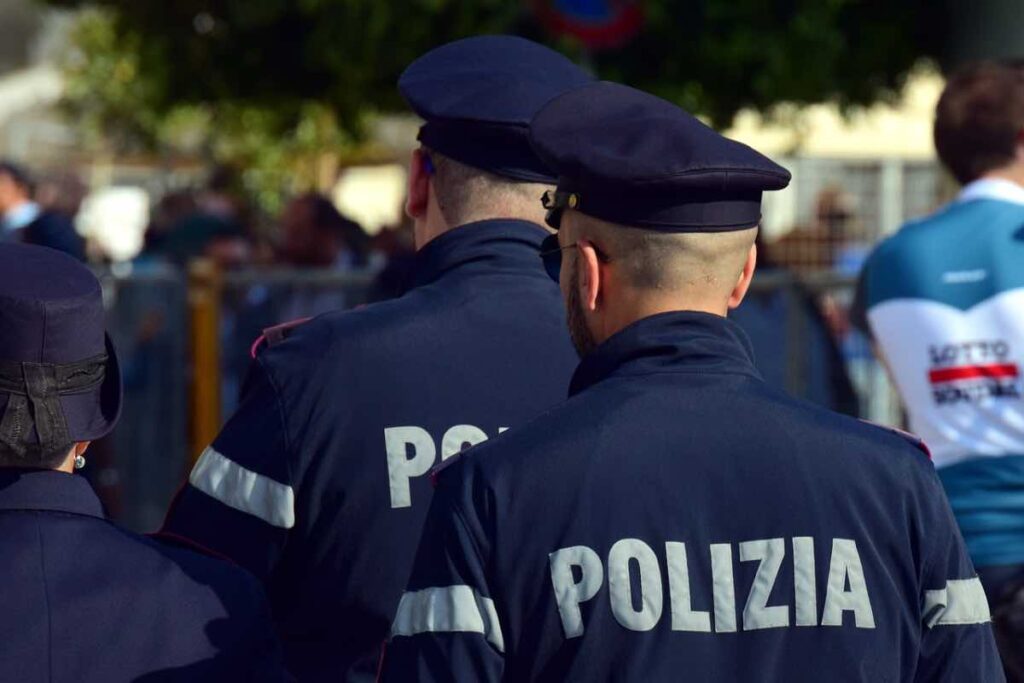 Agenti di polizia di spalle