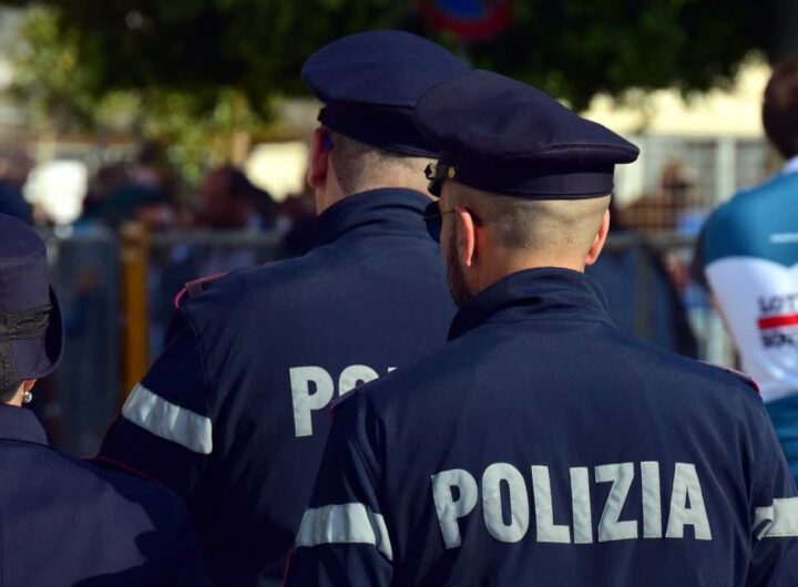 Agenti di polizia di spalle