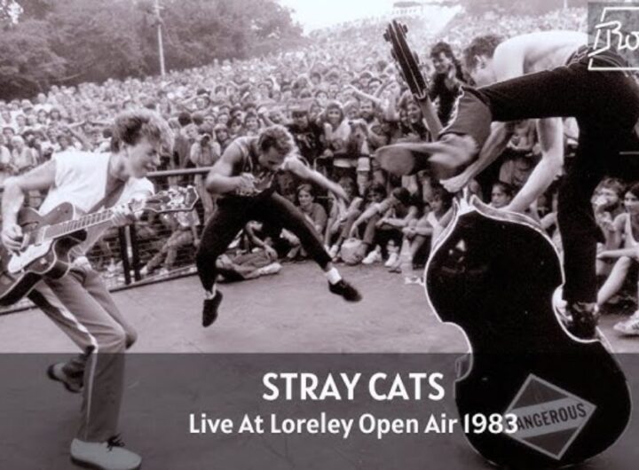 Gli Stray Cats durante un'esecuzione live del 1983 in strada, con il bassista che si arrampica sul contrabbasso mentre chitarrista e batterista saltano come invasati, circondati da una folla numerosa di spettatori