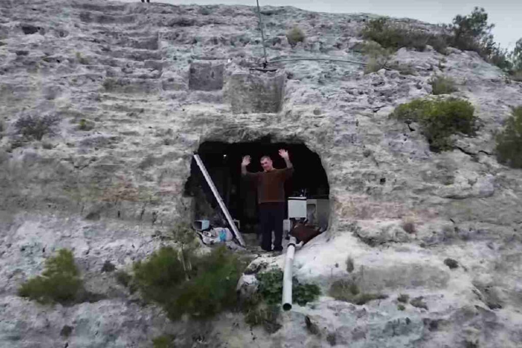 L'uomo che da due anni vive in una grotta