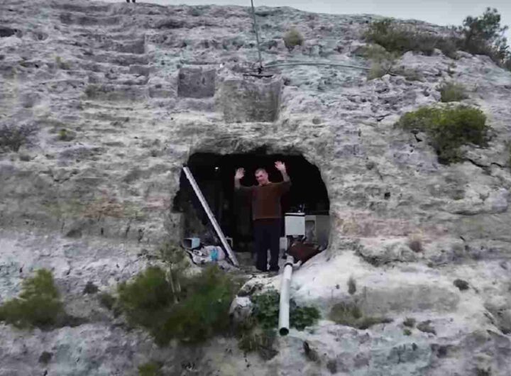 L'uomo che da due anni vive in una grotta