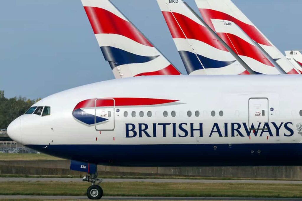 Aereo da Dubai a Londra, atterraggio di emergenza, passeggeri e equipaggio si sono sentiti male per fumi tossici