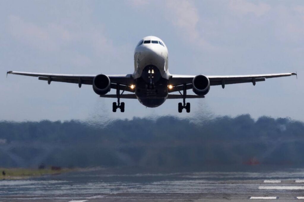 un aereo in fase di decollo