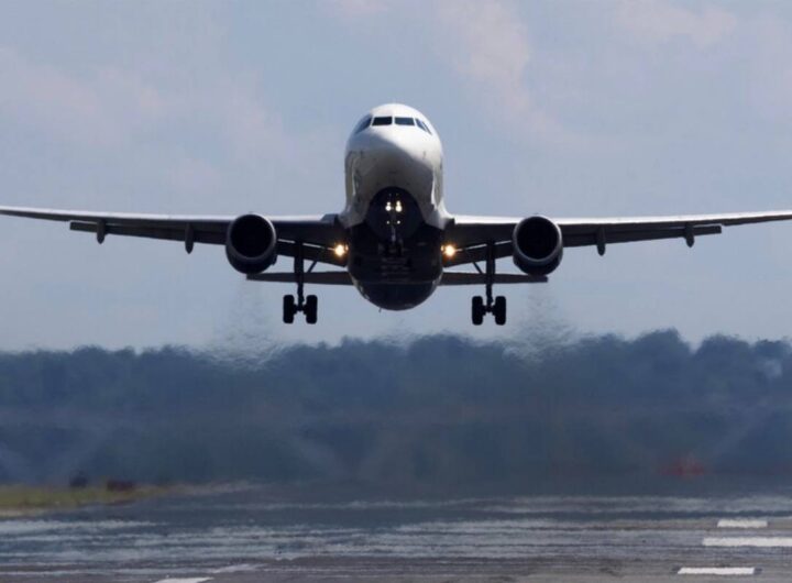 un aereo in fase di decollo