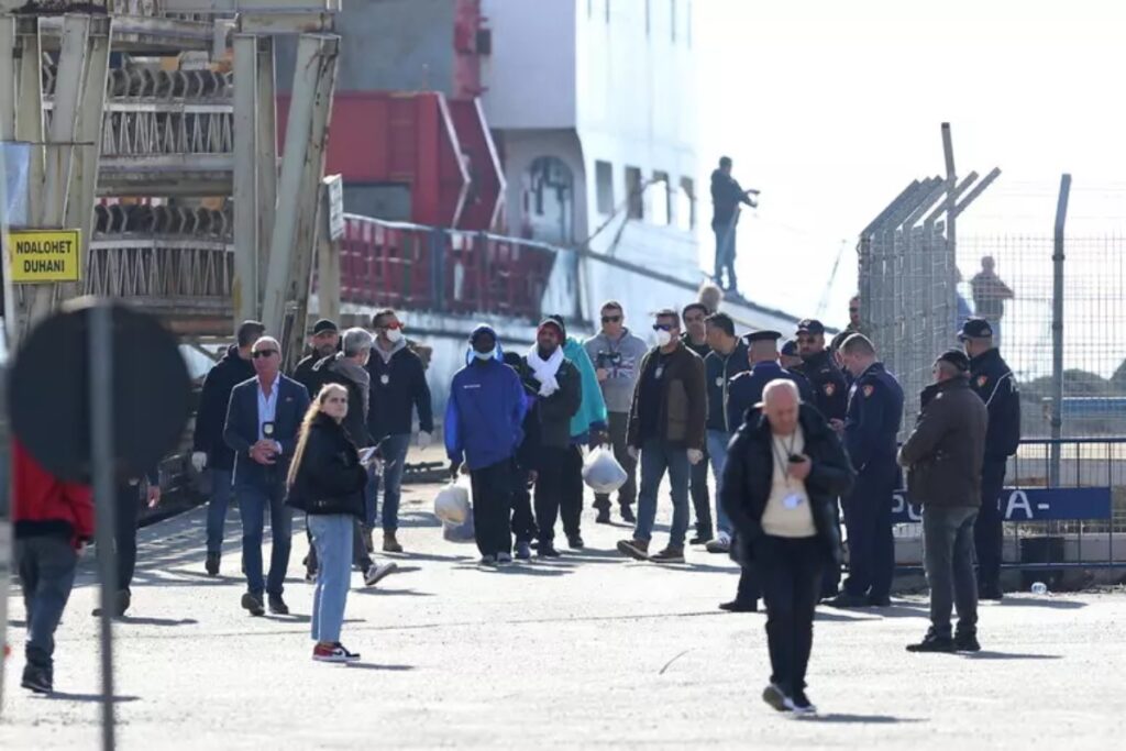 nave migranti albania