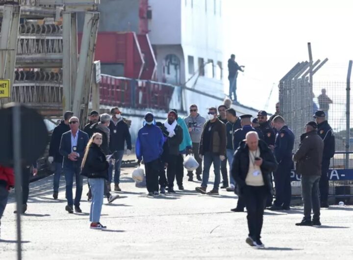 nave migranti albania