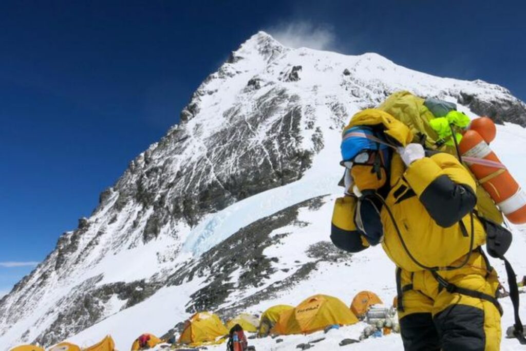 un alpinista sull'everest