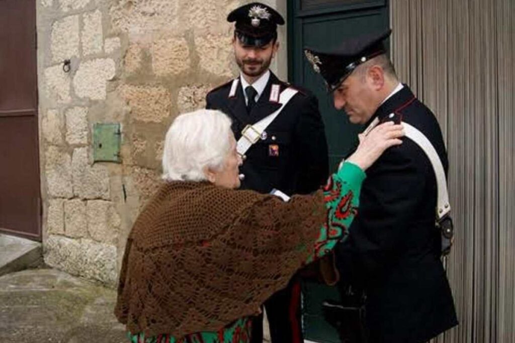 anziana parla ai carabinieri