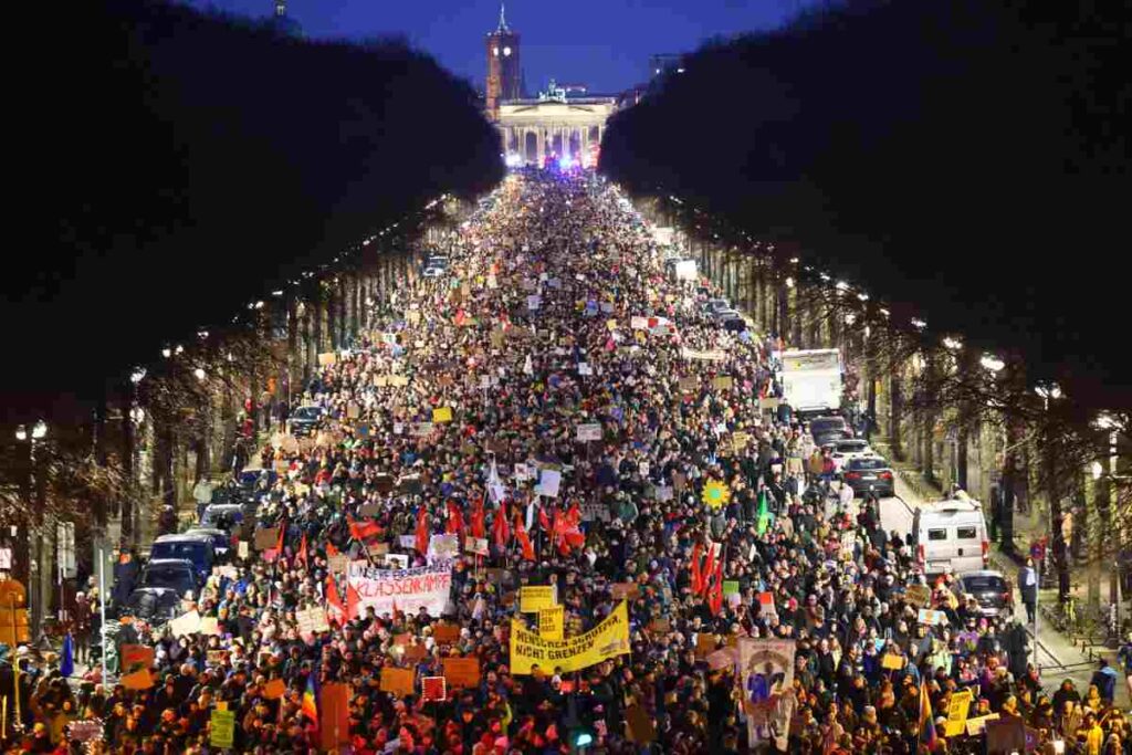 Milgiaia di persone in piazza a Berlino