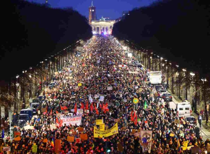 Milgiaia di persone in piazza a Berlino