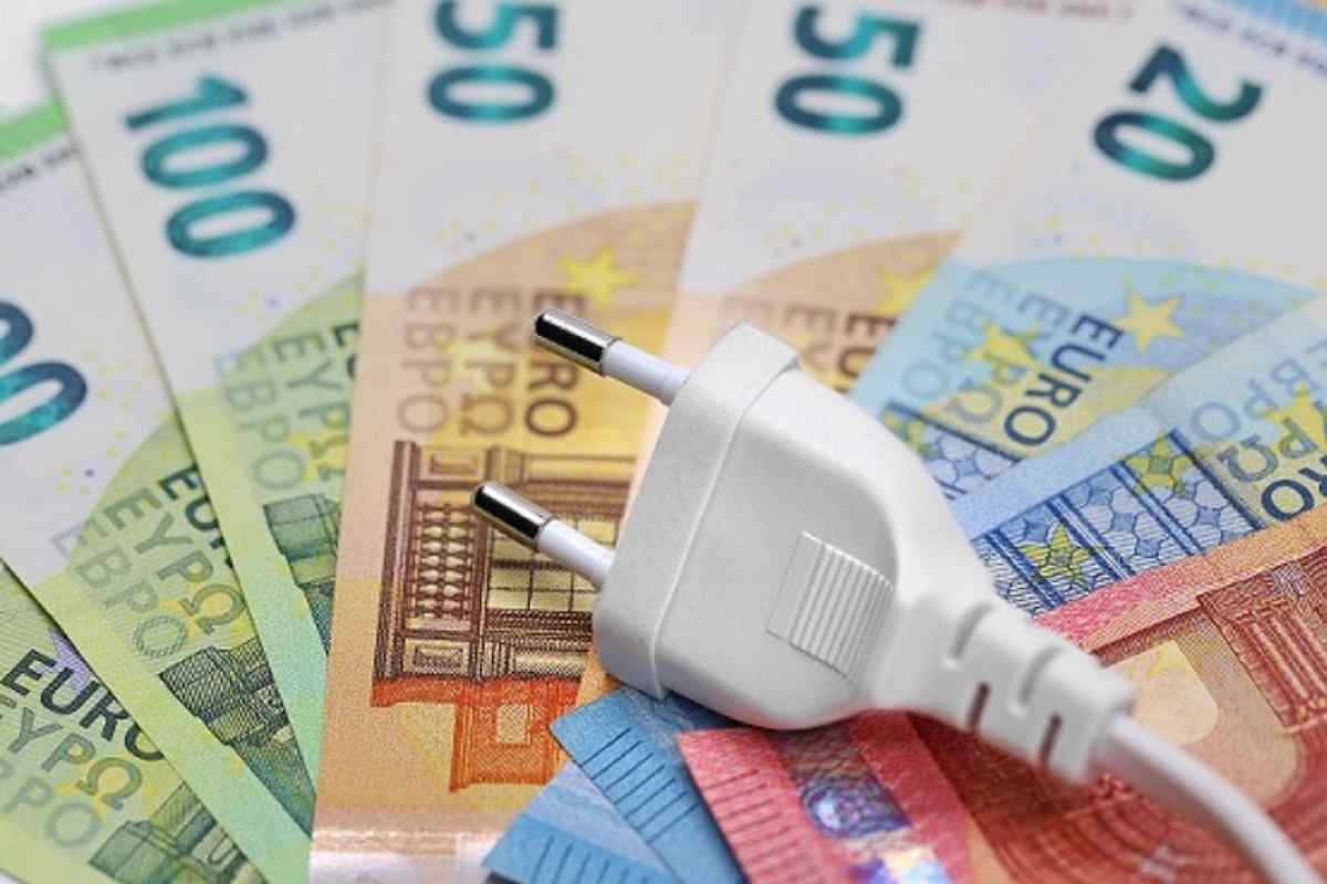 Soldi con una presa elettrica sopra