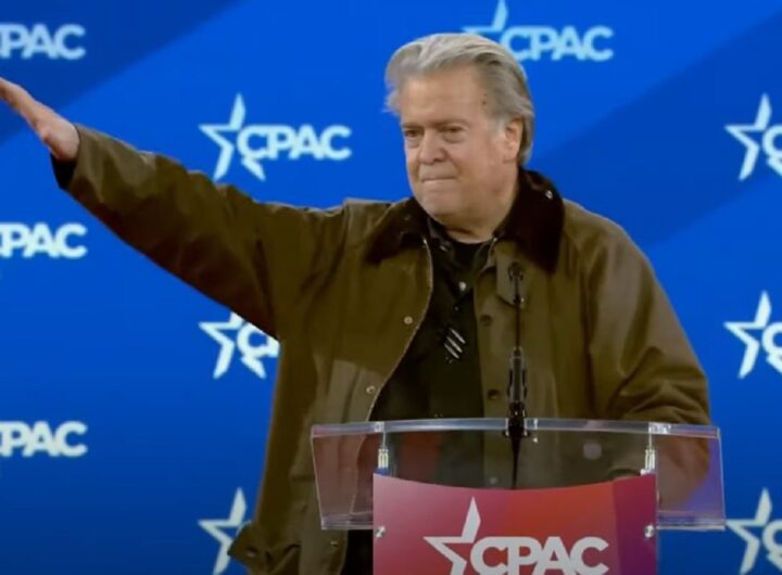 Il braccio teso di Steve Bannon