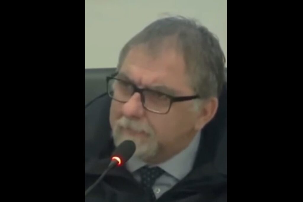 Il capo della Protezione civile durante un'assemblea pubblica a Pozzuoli