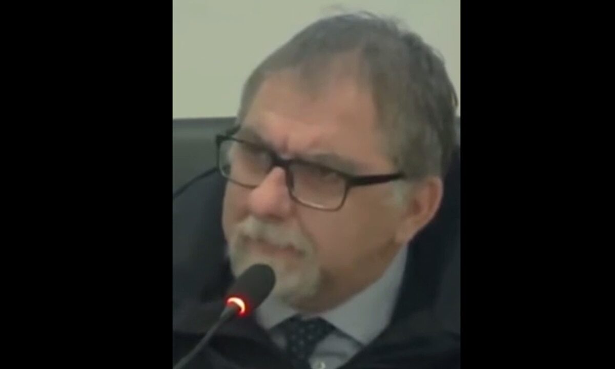 Il capo della Protezione civile durante un'assemblea pubblica a Pozzuoli