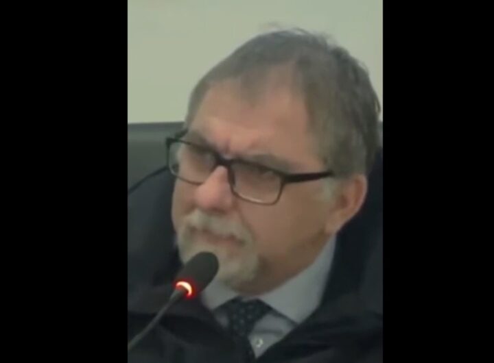 Il capo della Protezione civile durante un'assemblea pubblica a Pozzuoli