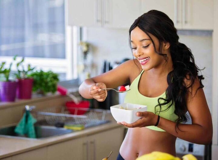 una ragazza fa colazione