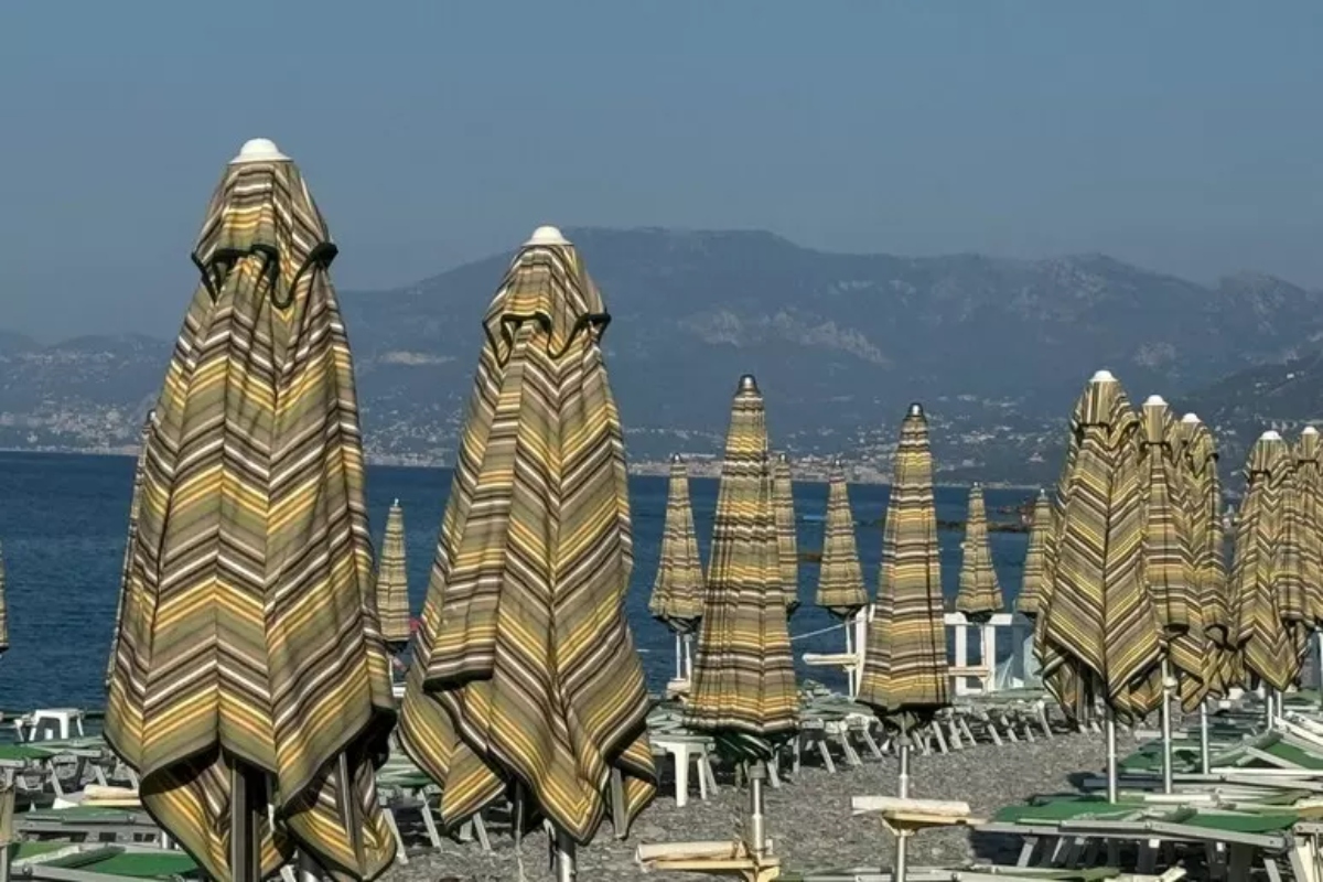 ombrelloni su una spiaggia