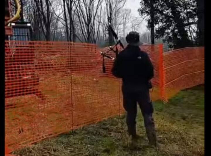 suona la cornamusa in segno di lutto per gli alberi abbattuti