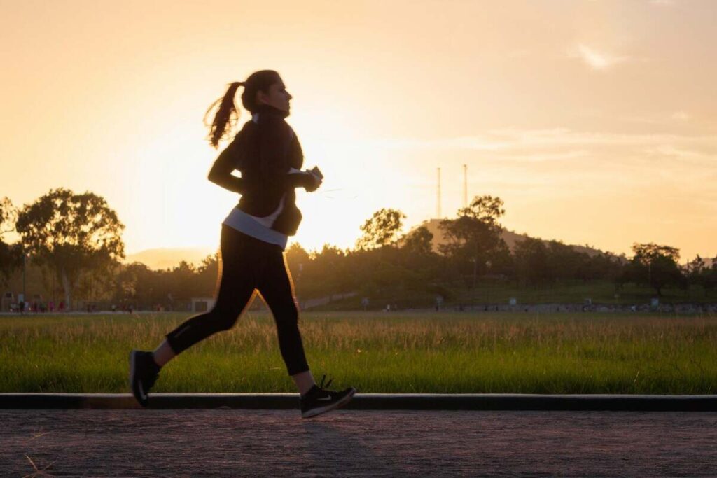 una donna fa jogging