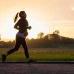 una donna fa jogging